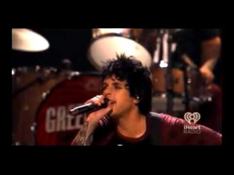 Billie Joe Armstrong Smashes his Les Paul Junior to Prove he is not F*cking Justin Bieber !!