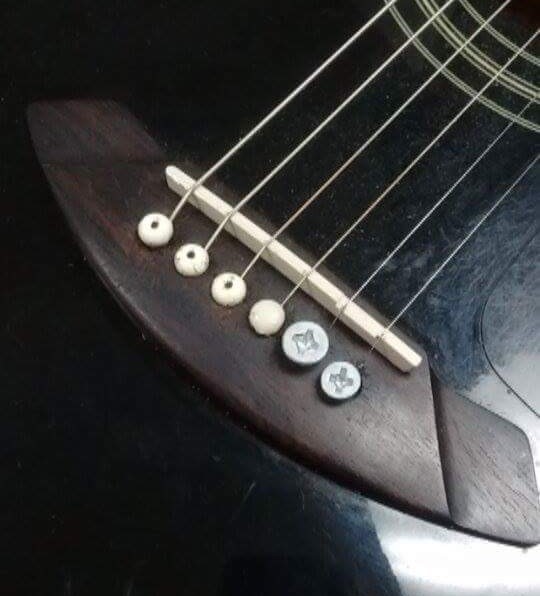 Guitar Innovation : Bridge Screws !
