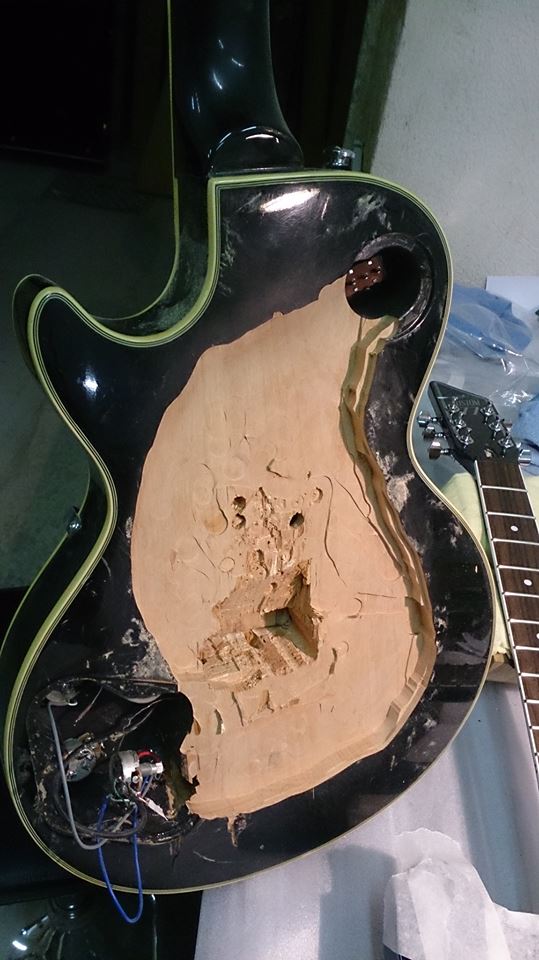 The Solid Hollow Body ? The Hollow Solid Body ? No… The Disaster Guitar !