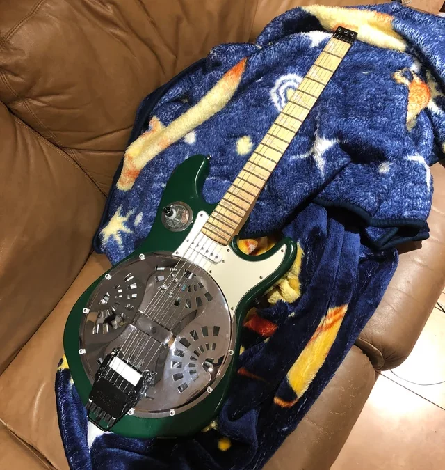 Love-Hate Relationship with the Headless Strato Resonator Joke of a Guitar