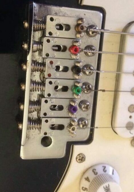 Stratocaster’s Bridge Shenanigans: When Guitar Strings Take a Short Route!